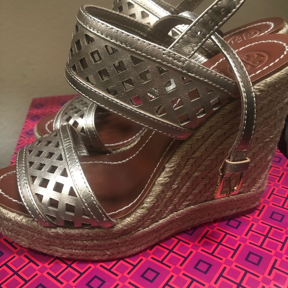 Gold tone Tori Burch wedges .. very comfortable - Picture 5 of 7